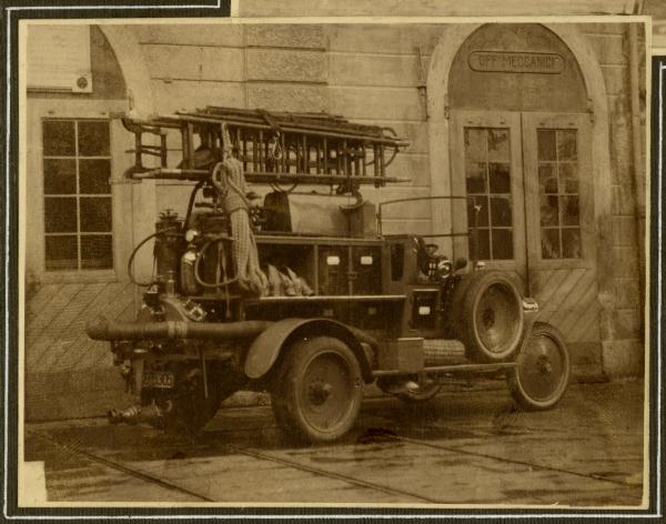 Milano - Vigili del Fuoco - autopompa Isotta-Fraschini