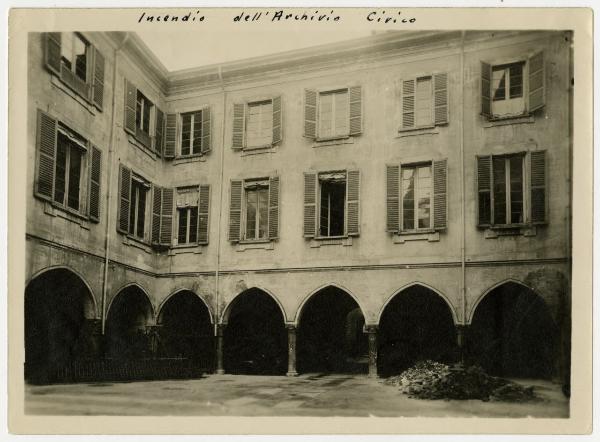 Milano - via della Signora 7 - Palazzo del Luogo Pio Trivulzio - Archivio civico - incendio, cortile interno