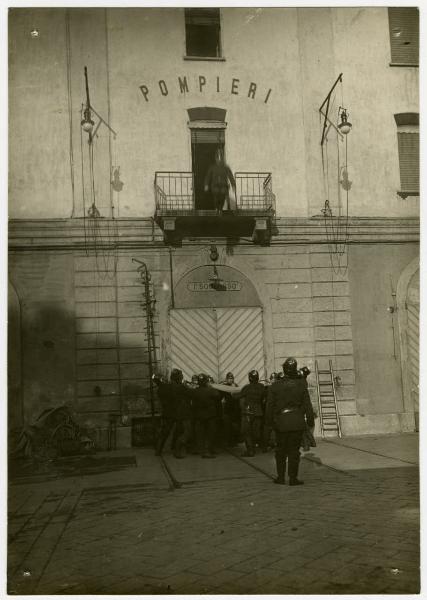 Milano - Vigili del fuoco - esercitazione di salto