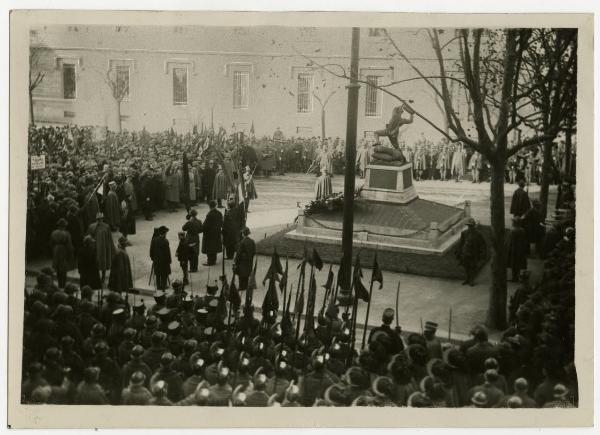 Milano - piazza Giovanni XXIII - monumento ai caduti del Reggimento V Alpini