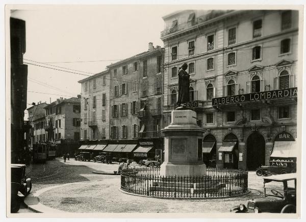 Milano - Piazza Cesare Beccaria - monumento a Cesare Beccaria - tram