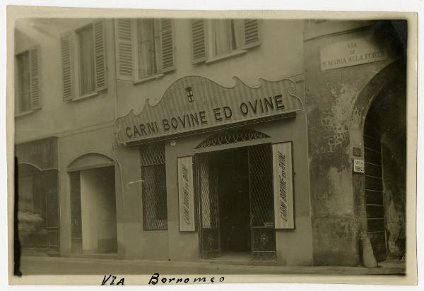 Milano - Via Borromei angolo via di S. Maria alla Porta - Macelleria dell'Azienda Consorziale dei consumi