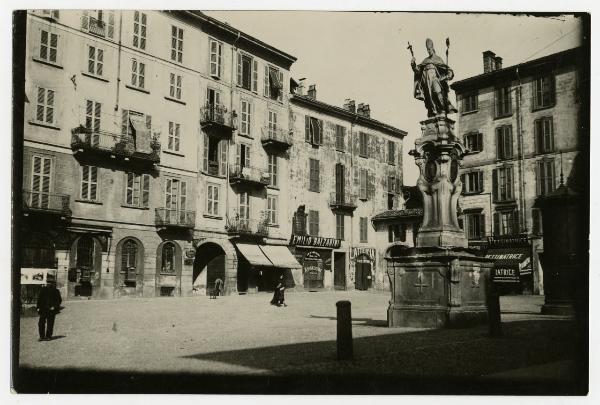 Milano - Piazza S. Nazaro in Brolo - statua di S. Ulderico