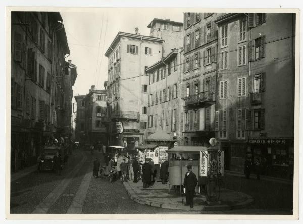 Milano - Via Bottonuto - distributore AGIP