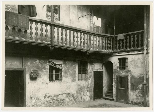 Milano - Via delle Ore - Casa degli Ostiari - cortile interno