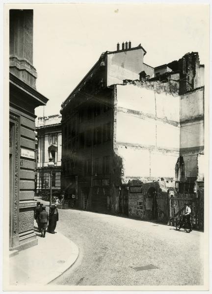 Milano - Via S. Vittore al Teatro - Via della Posta - demolizioni