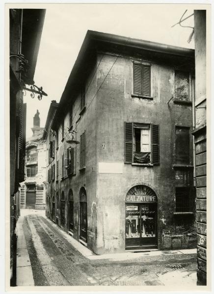 Milano - Vicolo S. Vittore a Teatro - negozio di calzature