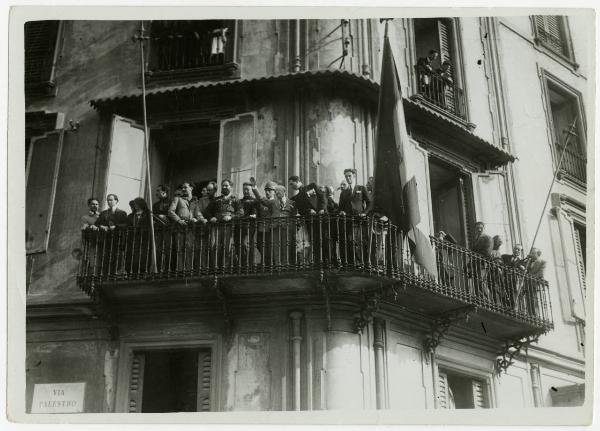 Milano - Angolo via Palestro e piazza Cavour - Hotel Cavour - Gabriele d'Annunzio - Attilio Teruzzi - Cesare Forni - Aldo Finzi - Gruppo di fascisti - Balcone - Bandiera