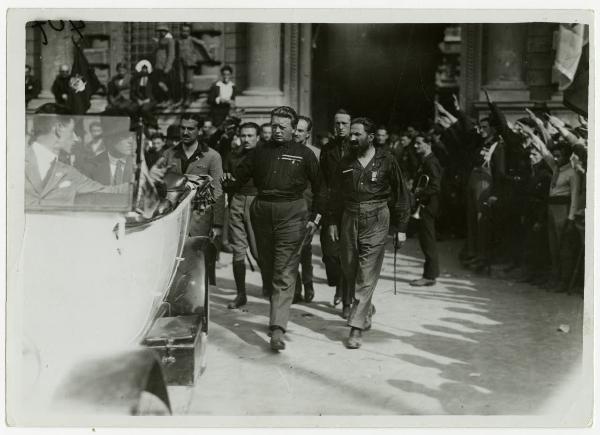 Milano - Piazza della Scala - Fascisti durante la consegna di palazzo Marino al commissario prefettizio - Cesare Forni - Attilio Teruzzi - Cesare Rossi - Aldo Finzi - Folla - Saluto fascista - Automobile