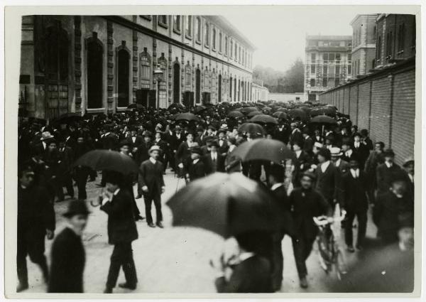 Milano - Via Manfredo Fanti - Casa del Popolo della Società Umanitaria – Caserma Lamarmora – Folla e passanti con ombrelli