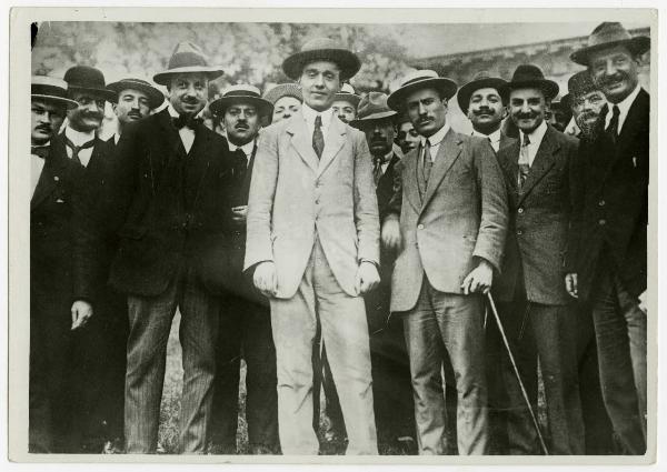 Milano - Ritratto di gruppo maschile durante manifestazione interventista - Filippo Corridoni - Benito Mussolini - Alceste de Ambris