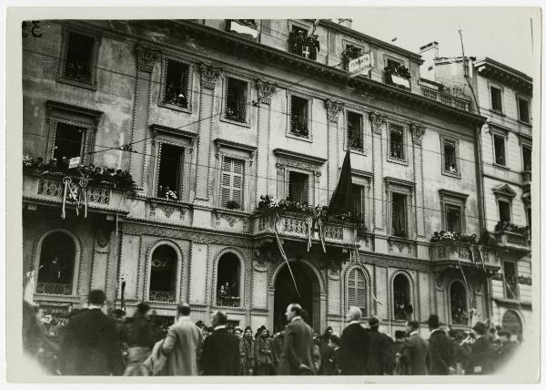 Milano - Corso Venezia 69, ora 43 - Inaugurazione della nuova sede del Fascio - Facciata - Balconi - Bandiere - Coccarde - Folla - Spettatori