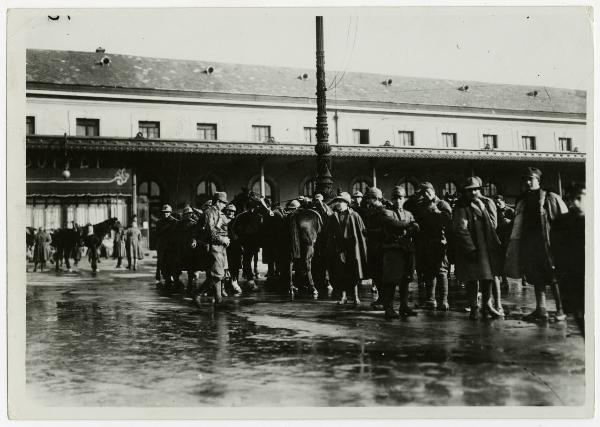 Milano - Piazzale della vecchia stazione Centrale - Gruppo di militari - Cavalli - Lampione - Ristorante buffet - Riflessi