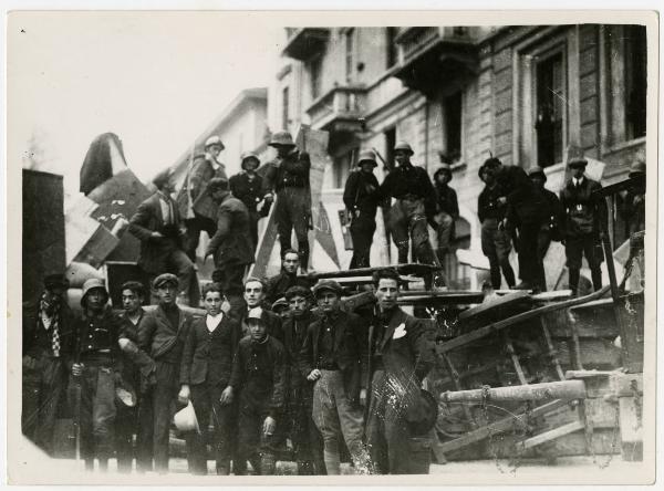 Milano - Via san Marco - Barricata in difesa della Casa del Fascio - Militanti fascisti - Carretti - Bandiere