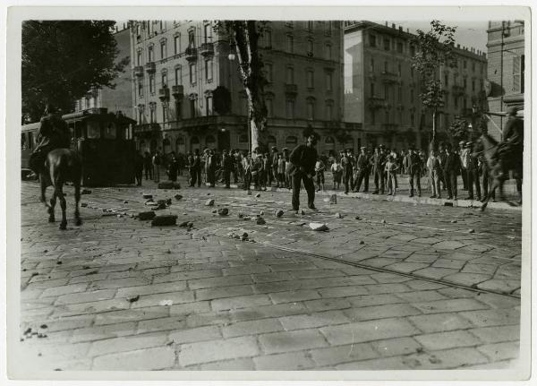 Milano - Via Lazzaro Papi angolo Piazza Buozzi - Sassaiola - Guardie a cavallo - Binari - Passanti