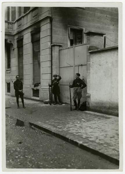 Milano - Via Settala 22 - Sede dell'"Avanti!" - Milizie fasciste - Incendio - Cancello - Marciapiede