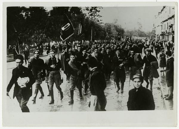 Milano - Corteo fascista - Bandiere - Alberi