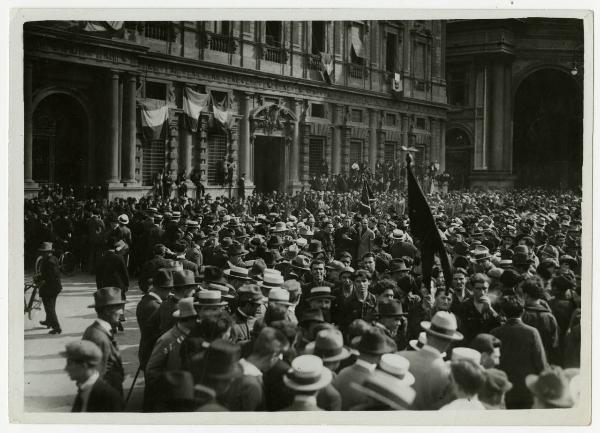 Milano - Piazza della Scala - Palazzo Marino - Occupazione fascista - Folla - Cesare Forni - Cesare Rossi - Bandiere