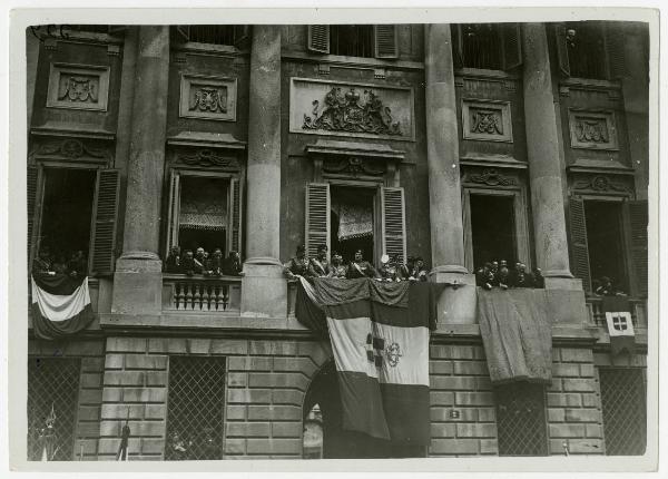 Milano - Palazzo Belgioioso - Benito Mussolini - Discorso per l'anniversario della marcia su Roma - Facciata - Colonne - Balcone - Bandiere - Folla