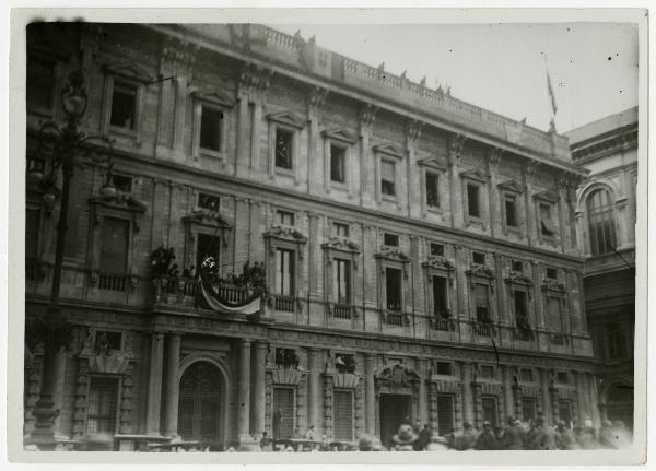 Milano - Piazza della Scala - Palazzo Marino - Occupazione fascista - Bandiera - Facciata - Balcone - Folla