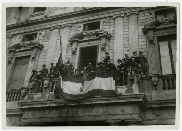 Milano - Piazza della Scala - Palazzo Marino - Occupazione fascista - Bandiere - Balcone - Gruppo di uomini