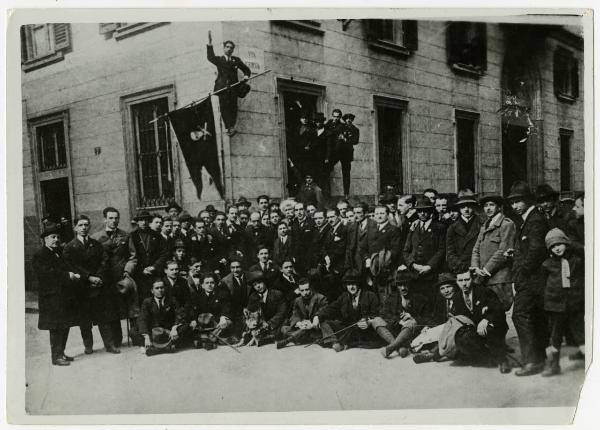 Milano - Via Cerva - Foto di gruppo - Arditi - Benito Mussolini - Albino Volpi - Bandiera