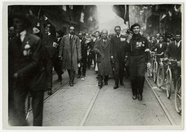 Milano - Sagra della Vittoria - Corteo - Benito Mussolini - Aldo Finzi - Cesare Rossi - Bandiere - Binari del tram - Biciclette