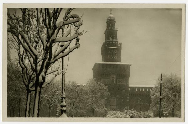 Milano - Castello Sforzesco - torre del Filarete - piazza Castello - neve