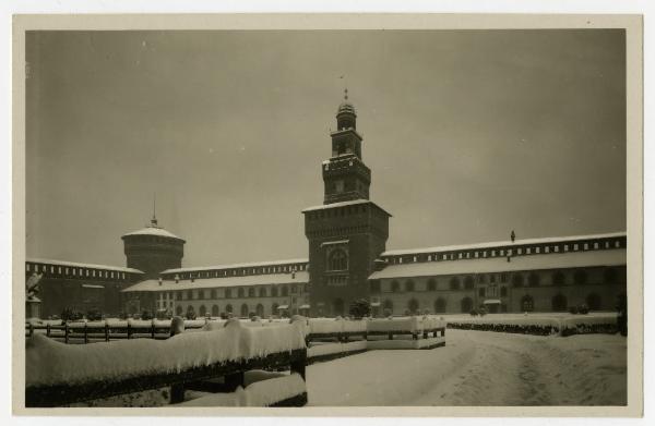 Milano - Castello Sforzesco - cortile delle armi - torre del Filarete - torrione del Carmine - neve