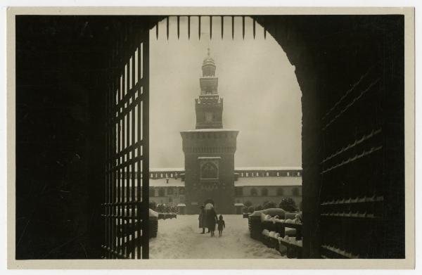 Milano - Castello Sforzesco - torre del Filarete vista dal passaggio alla Corte Ducale - neve