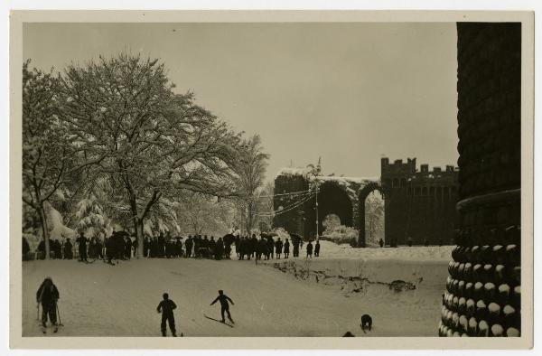 Milano - Castello Sforzesco - fossato - neve - sciatori