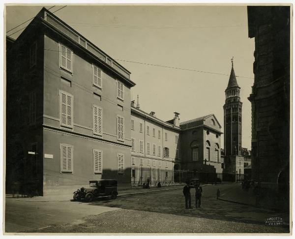 Milano - Via Francesco Pecorari angolo via Rastrelli - Campanile della chiesa di San Gottardo in Corte, automobile (FIAT 509?), passanti