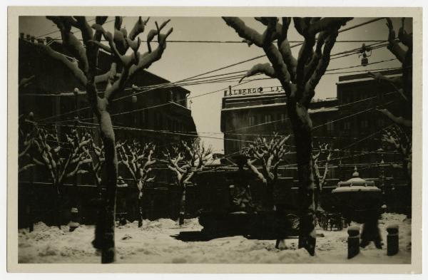 Milano - Piazza Fontana - Albergo Lario - alberi - neve