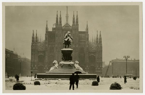 Milano - Piazza del Duomo - facciata con cantiere falconatura - monumento equestre di Vittorio Emanuele II - neve - passanti -