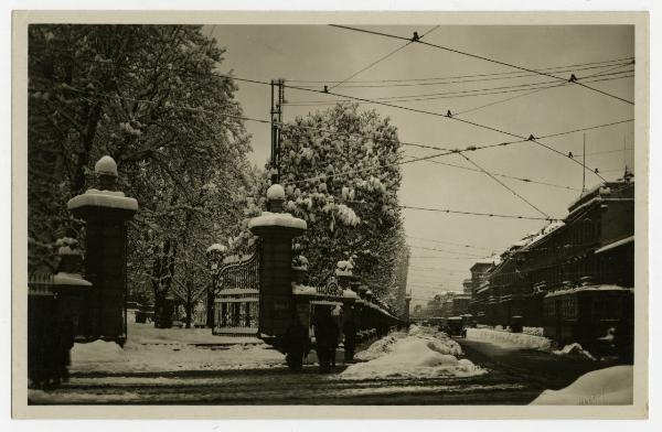 Milano - Giardini Pubblici - ingresso via Palestro angolo corso Venezia - neve - passanti - automobili - tram