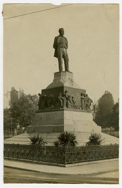 Milano - Piazza Buonarroti - Monumento a Giuseppe Verdi