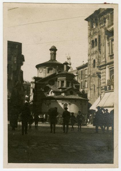 Milano - via Carlo Alberto oggi via Mazzini - veduta del Sacello di S. Satiro e della chiesa di Santa Maria - passanti