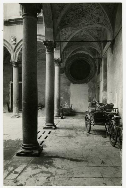 Milano - via Valpetrosa - casa dei Grifi - cortile con colonne - carretto a pedali