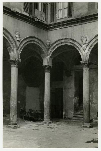 Milano - via Valpetrosa - casa dei Grifi - angolo del cortile con colonne - medaglioni in pietra - scala d'ingresso