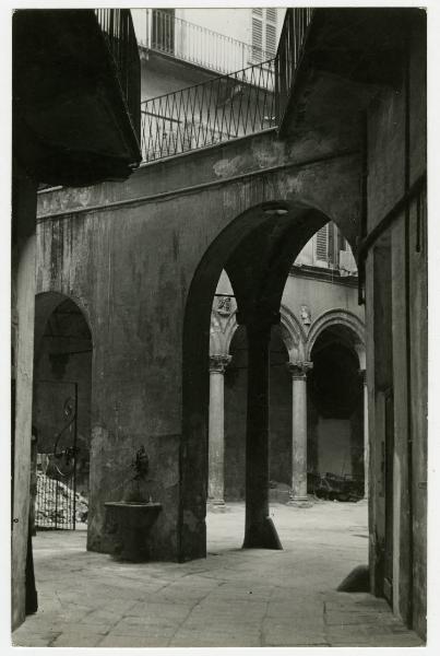 Milano - via Valpetrosa - casa dei Grifi - vista dall'ingresso - passerella sui portici