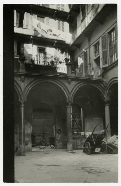 Milano - via Valpetrosa - casa dei Grifi - cortile colonnato - terrazzo - balconate superiori