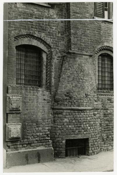 Milano - contrada della Cervetta  oggi via Cino del Duca - casa Parravicini - casa natale di Berchet - particolare camino