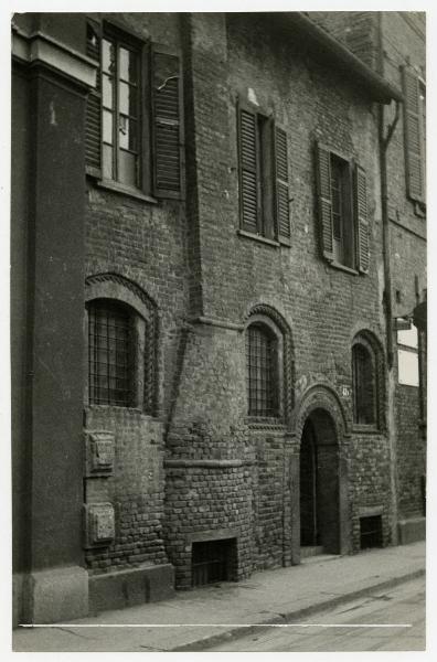 Milano - contrada della Cervetta  oggi via Cino del Duca - casa Parravicini - casa natale di Berchet - facciata