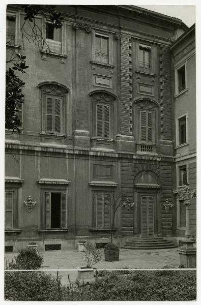 Milano - via Brera n. 15 - Palazzo Cusani (ora Comando militare), veduta della facciata del Piermarini dal lato del giardino