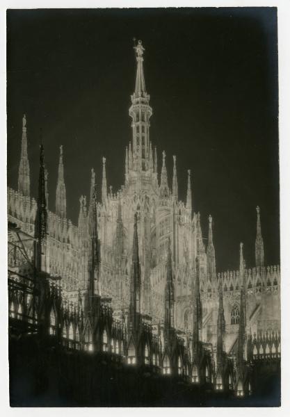 Milano - Duomo - Veduta notturna - Guglie