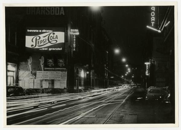 Milano - Via Larga - Notte - Automobili - Manifesti - Insegne Luminose - Pubblicità - Oransoda - Pepsi Cola - Simmenthal - Binari del tram