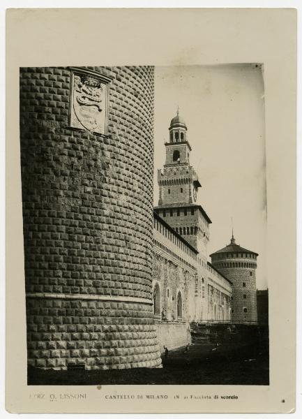 Milano - Castello Sforzesco - veduta di scorcio della facciata // torre del Filarete, Torrioni est e sud, operai al lavoro