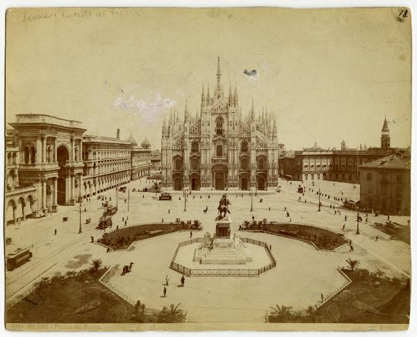 Milano - piazza Duomo- panoramica dall'alto- carosello dei tram // persone- tram