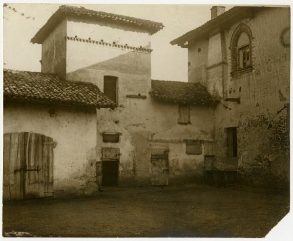 Milano - cascina Bolla - ora in via Paris Bordone 9-  veduta del cortile interno