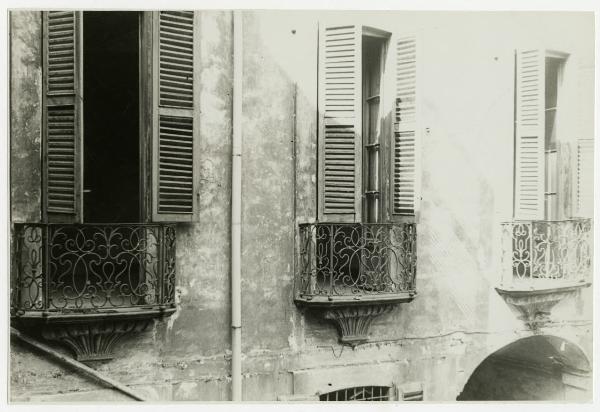 Milano - via Tre Alberghi (oggi scomparsa) - Albergo Reale - veduta delle finestre con balconcini con parapetto in ferro battuto che si affacciavano verso il cortile interno.